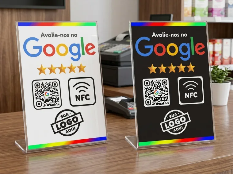 Dois displays de balcão do Kit NFC da Volundr, com QR Code, selo NFC e área para a logo do cliente, sobre o caixa de um comércio
